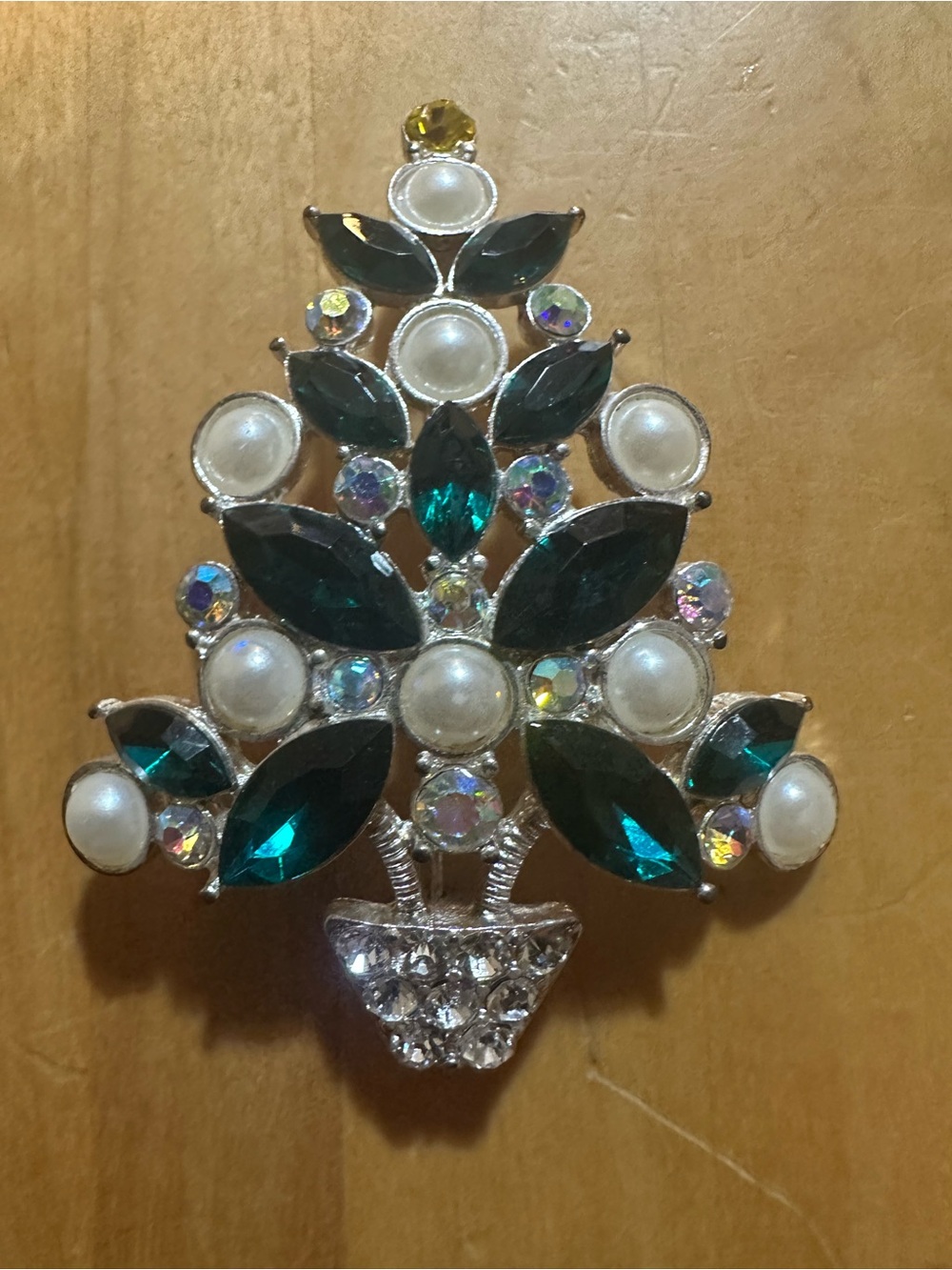 Avon 2011 Christmas Tree Brooch - Picture 2 of 4